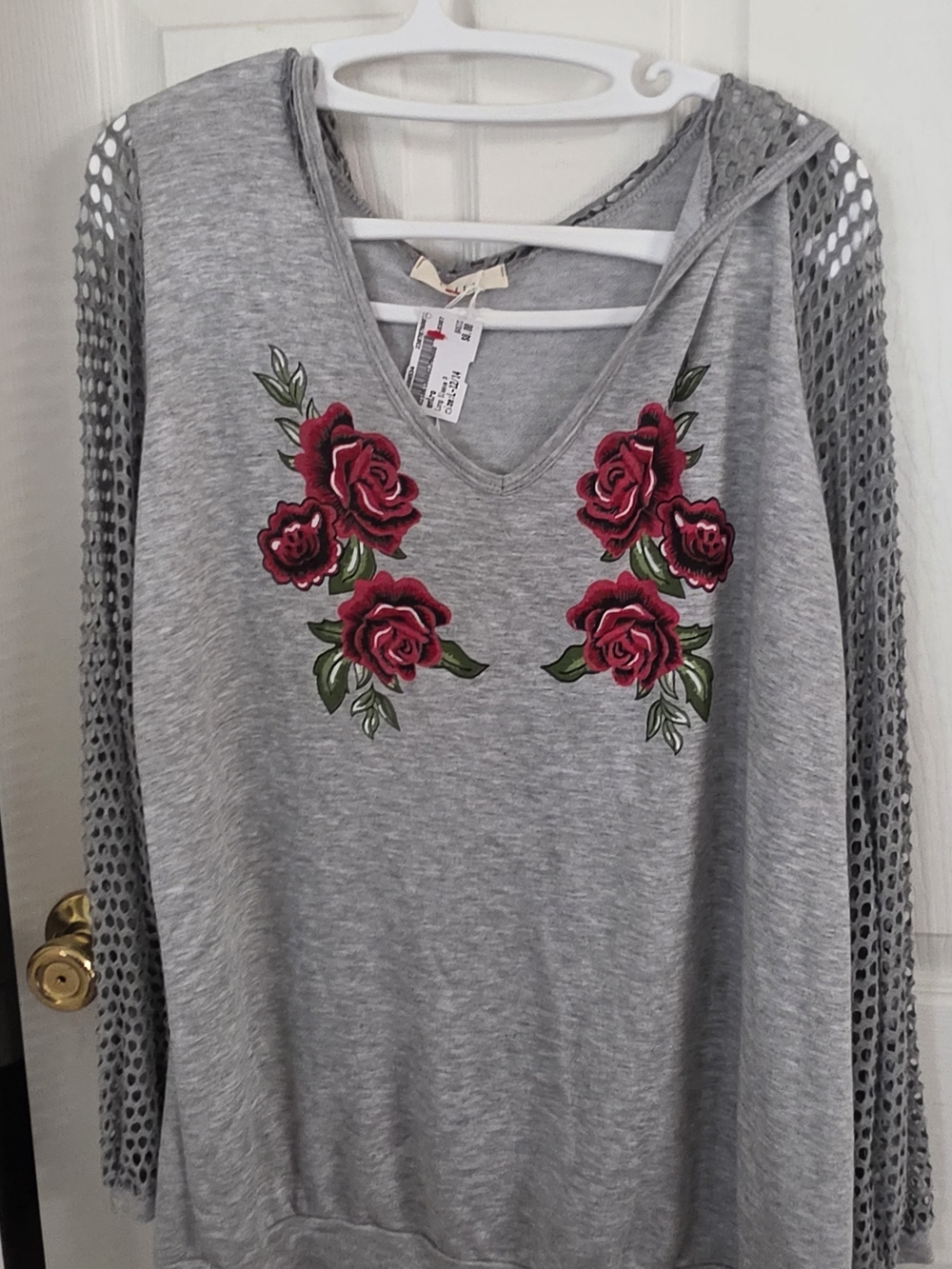 ENTRO NWT Grey V-Neck Top with Red Rose Embroidery & Net Sleeves Sz Lg